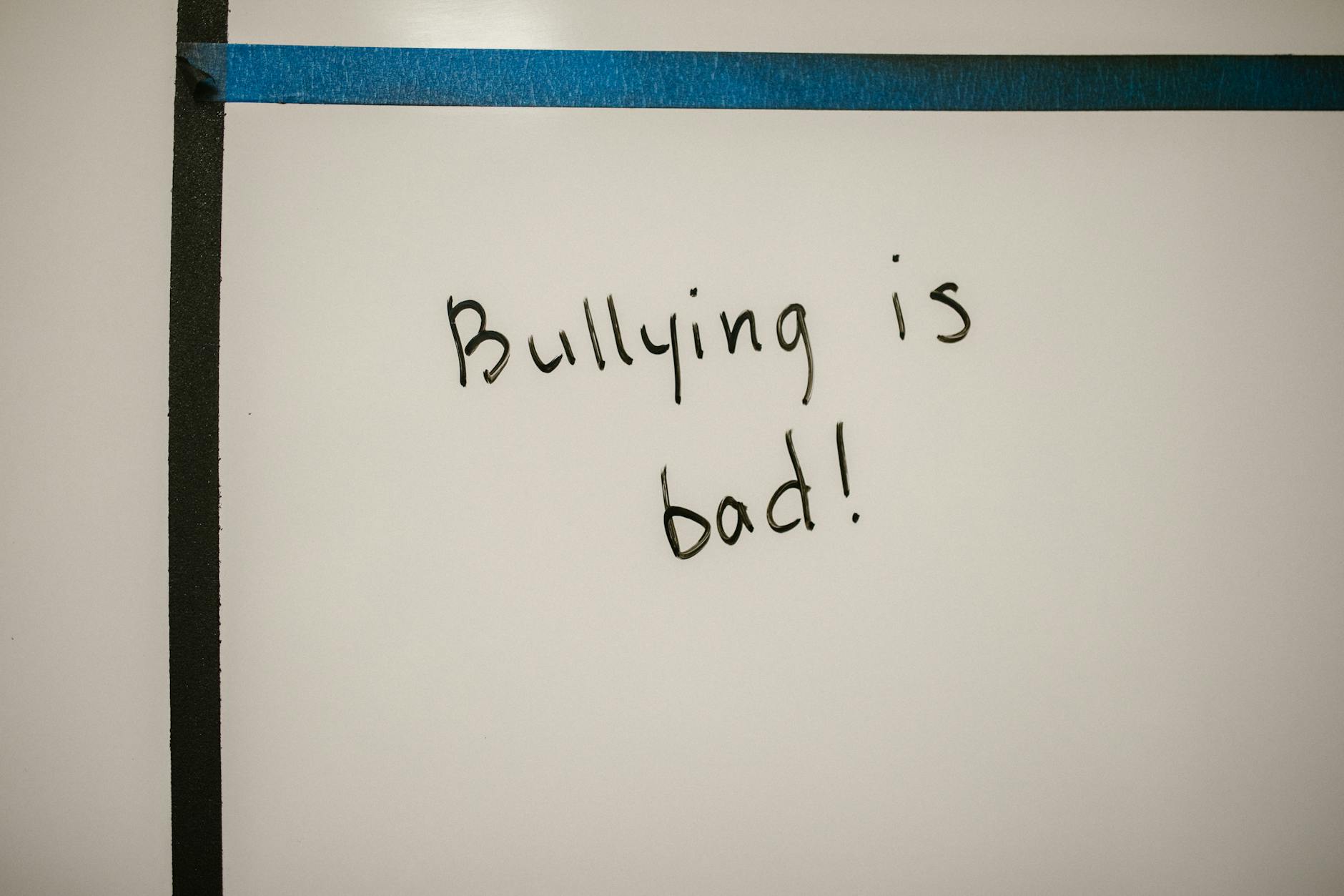 Proyecto de ley en Chile propone sanciones para padres en casos de bullying reiterado