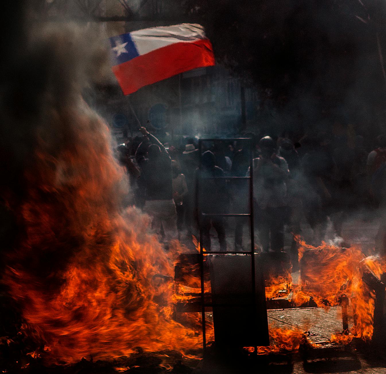 Analysis Warns of Leadership Crisis and Lack of Political Direction in Chile