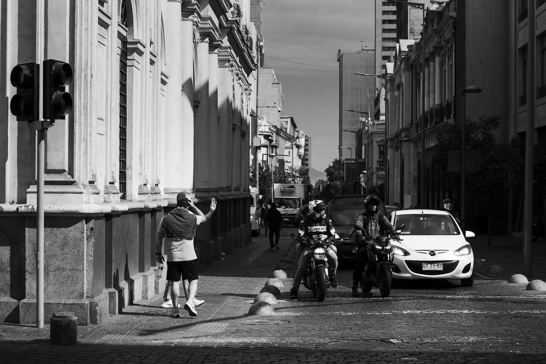 Pasajera en riesgo vital tras choque y fuga de ocupantes en Santiago