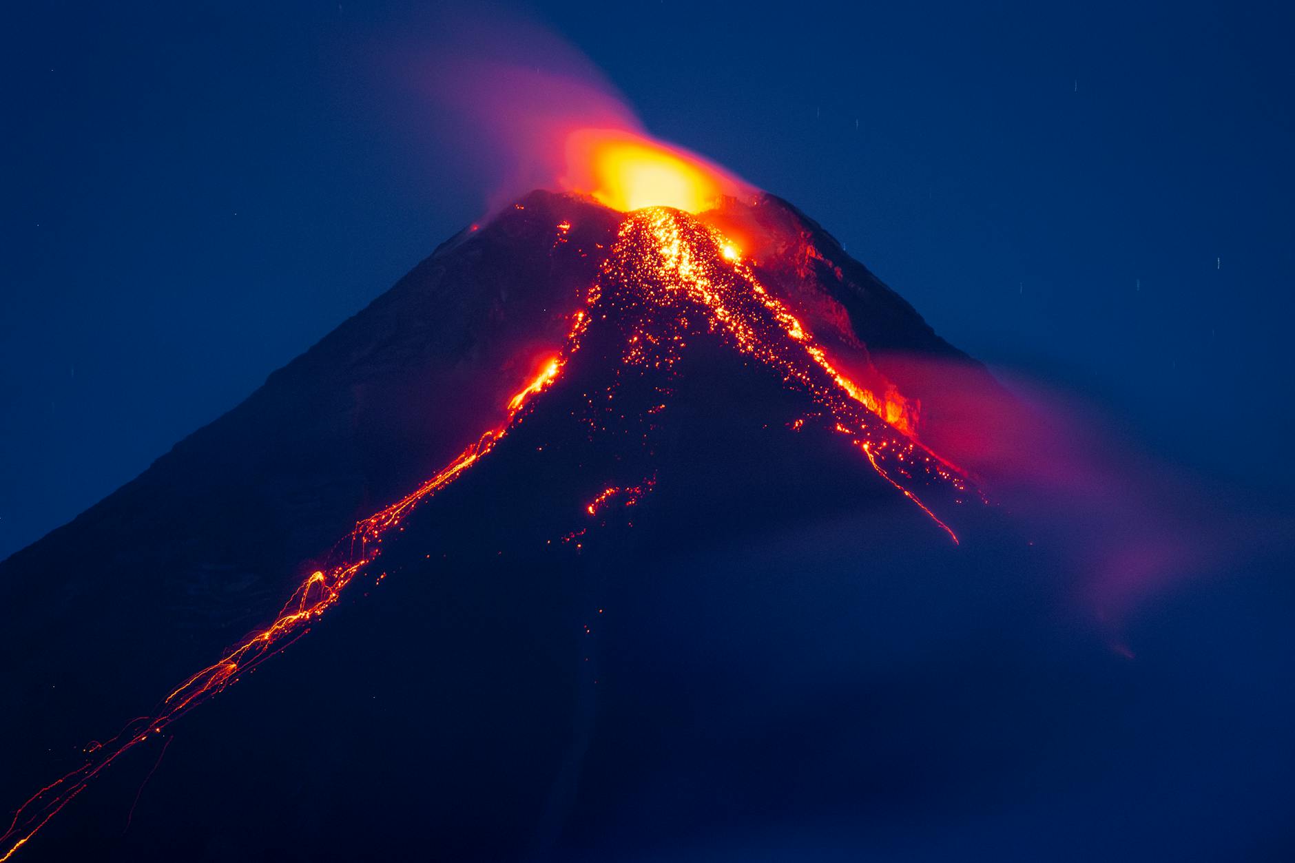 菲律宾马荣火山喷发，数千居民被迫紧急撤离