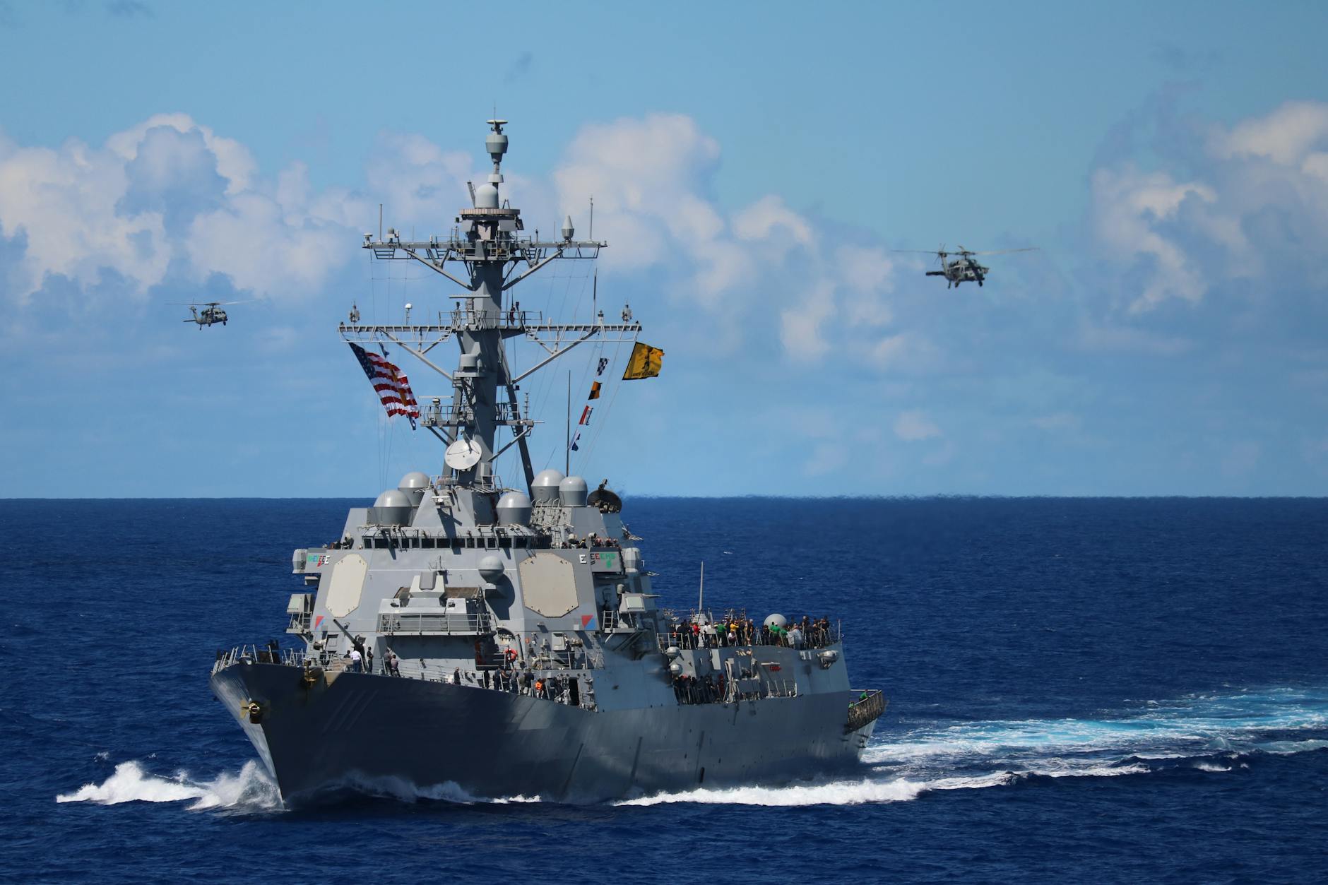 Destructores de la Armada de EE. UU. cruzan el estrecho de Ormuz tras ataques iraníes con misiles y drones en los EAU