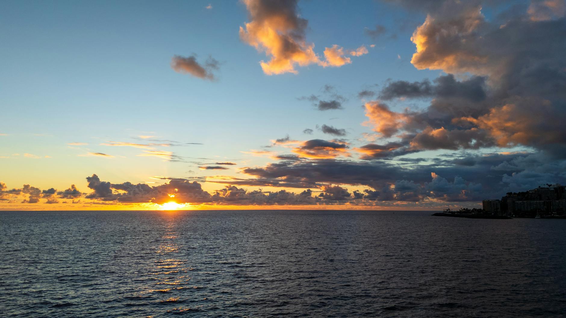 España permitirá el atraque de un crucero con brote de hantavirus en Canarias tras petición de la OMS