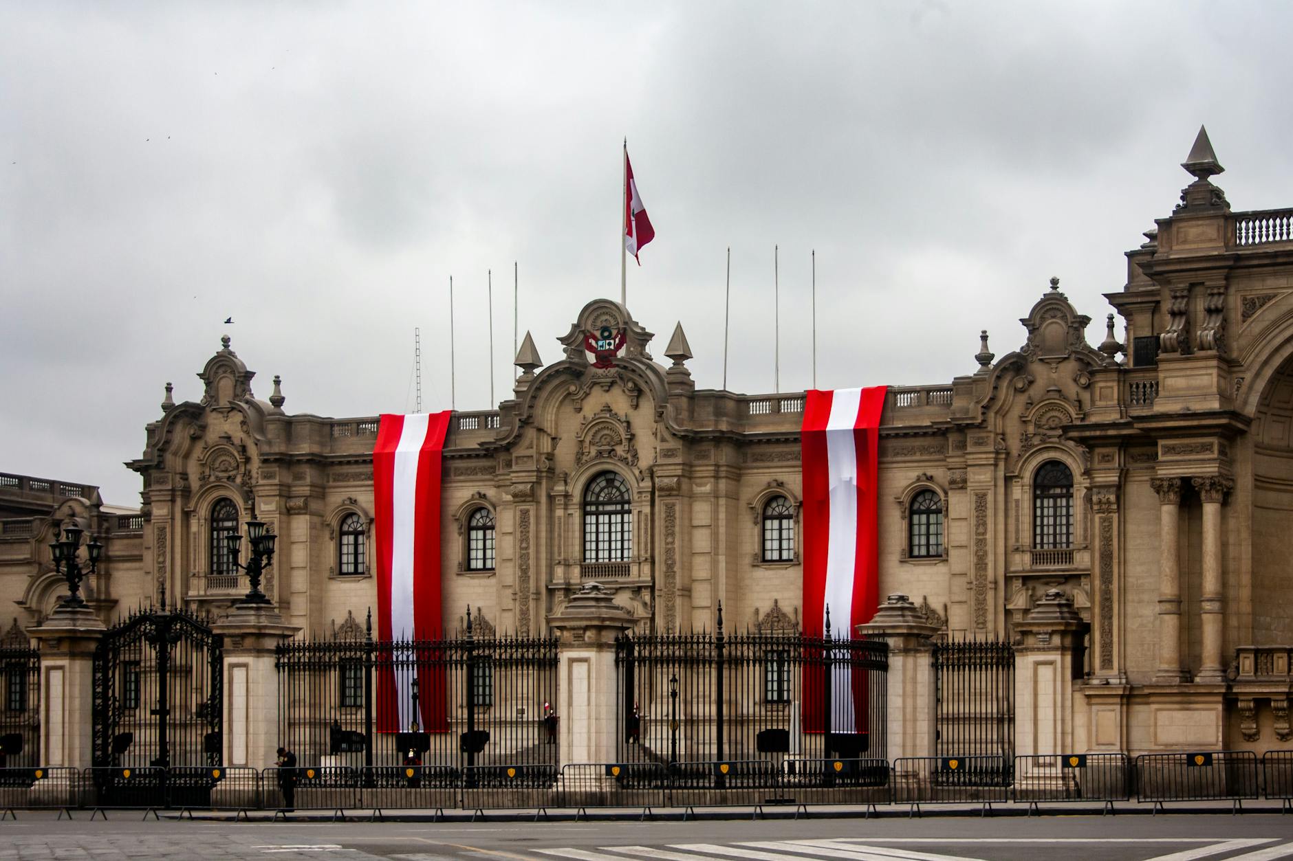 Contraloría valida uso residencial de La Moneda mientras el Ejecutivo tensiona su relación con el Congreso