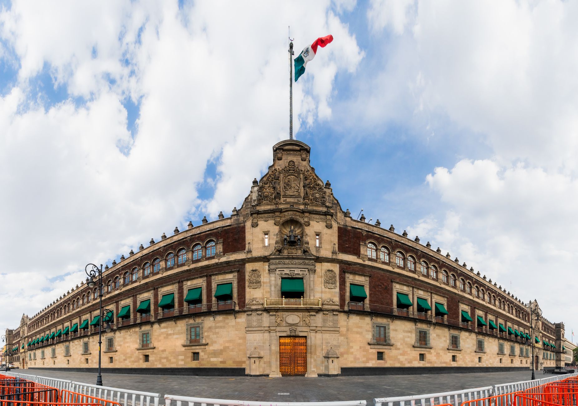 Familiares de los 43 de Ayotzinapa se reúnen con Sheinbaum en Palacio Nacional