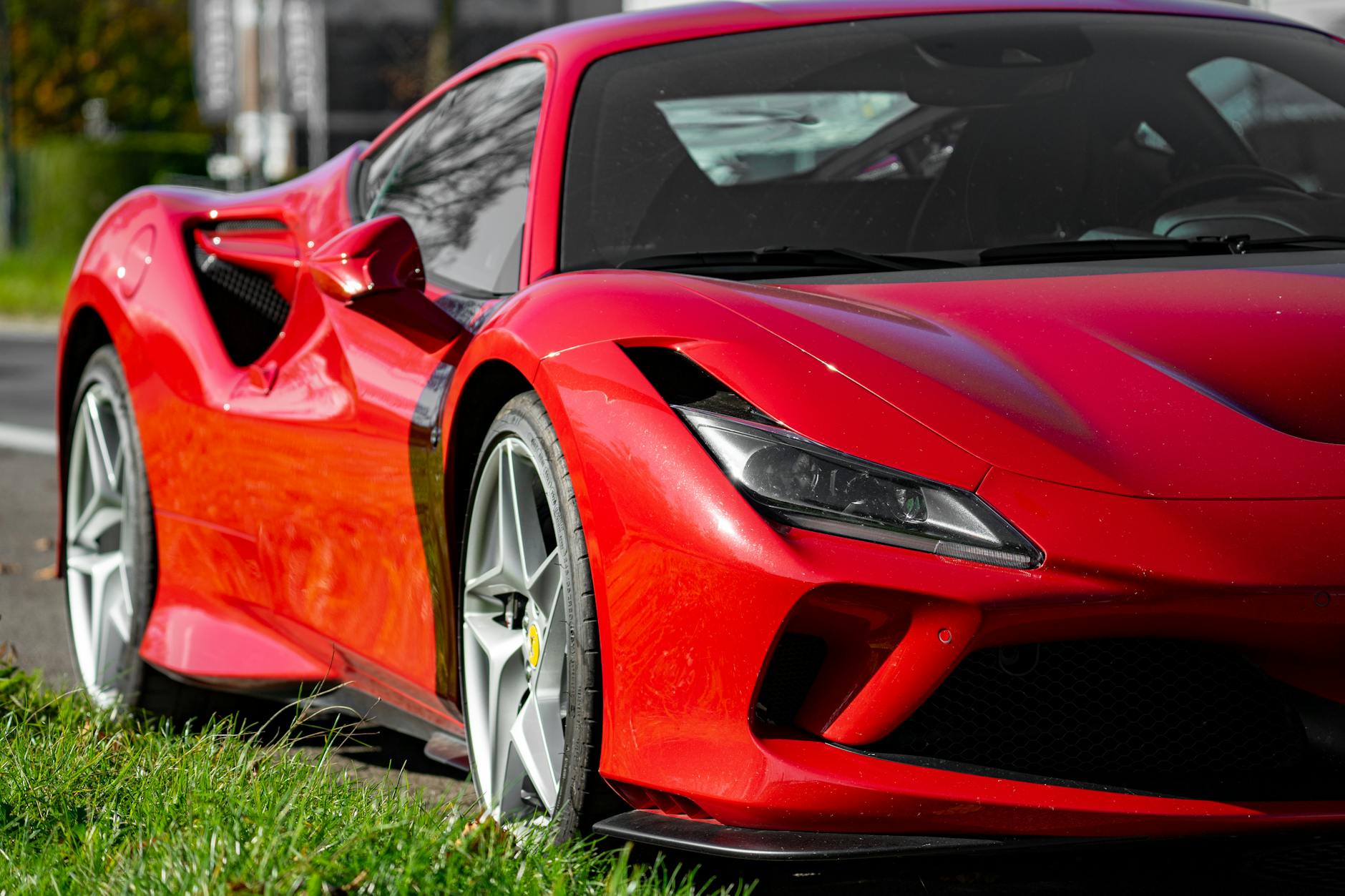 Las acciones de Ferrari caen un 8,4% tras las duras críticas al Luce, diseñado por Jony Ive