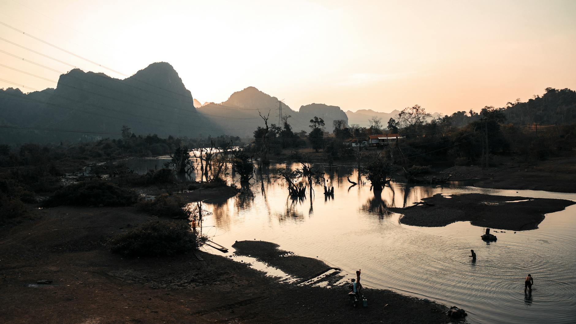 Cuatro aldeanos rescatados de una cueva inundada en Laos tras diez días de calvario