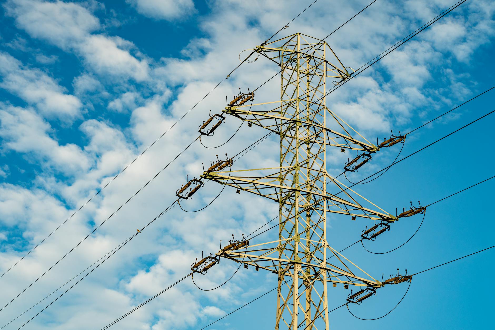 Las redes eléctricas mundiales enfrentan un déficit de 200.000 millones de dólares ante la demanda de la IA