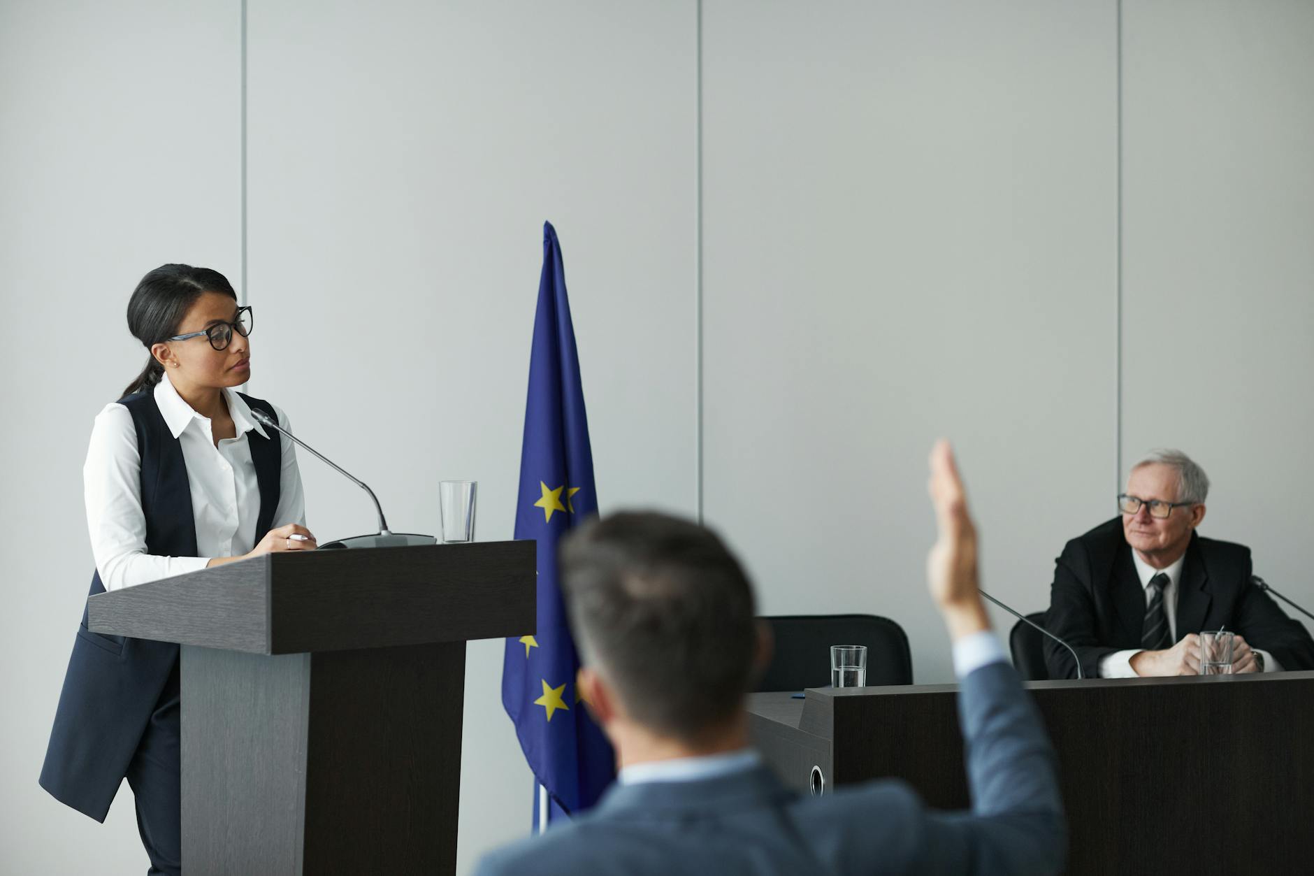 Fujimori y Sánchez chocan en el último debate presidencial peruano