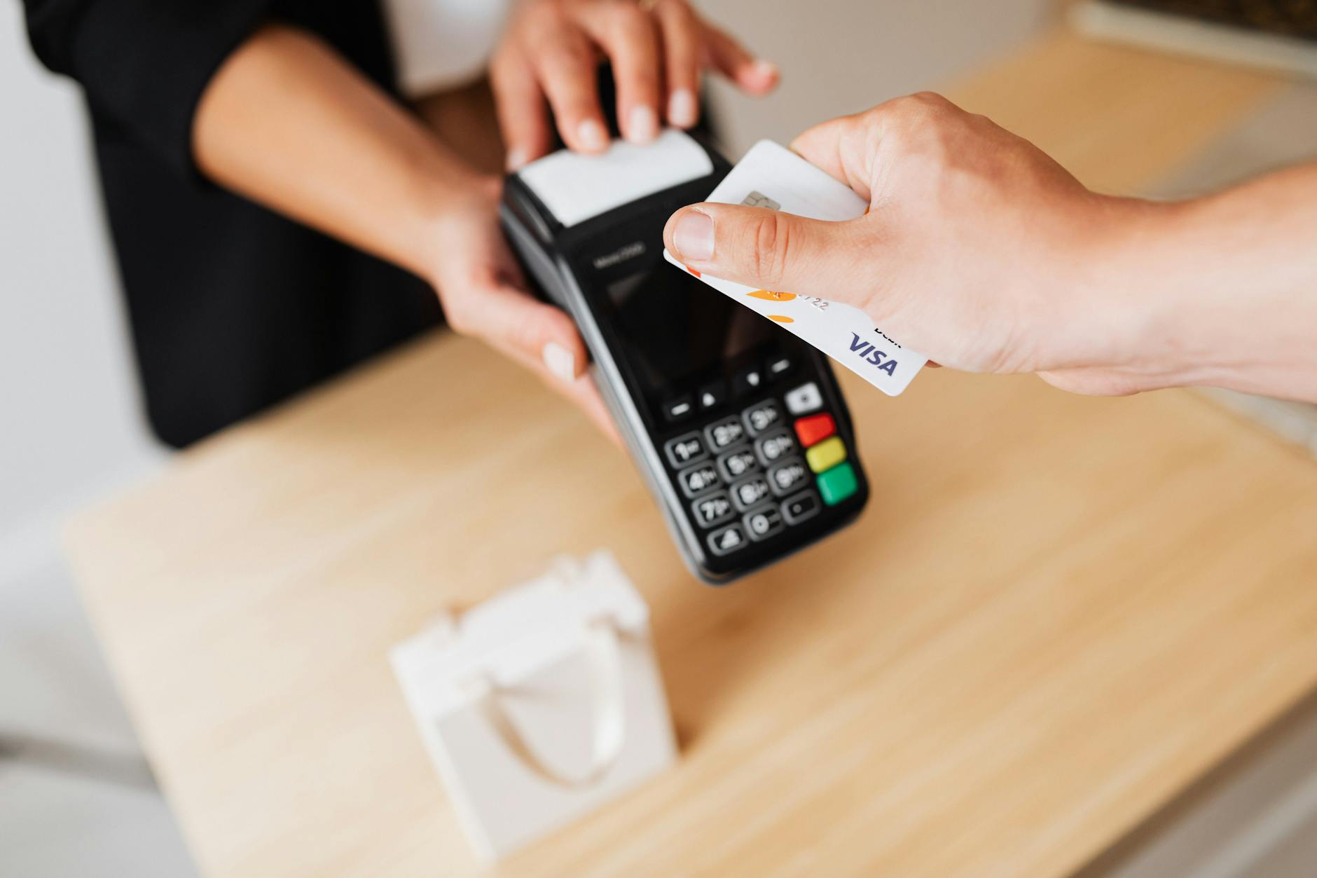 Cash Shoppers Subsidize Luxury Credit Card Perks as Swipe Fees Surge