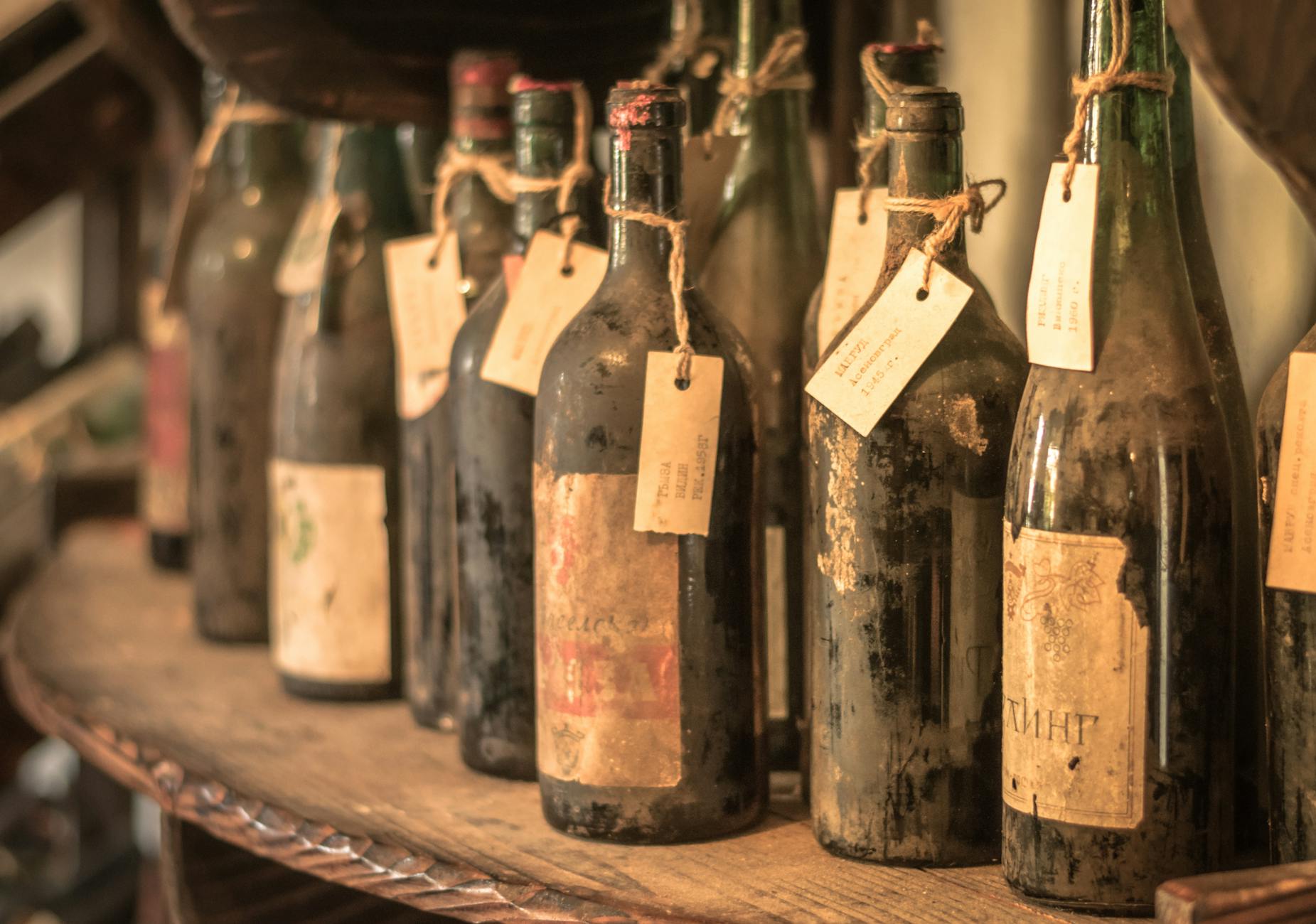 Restauran vinos franceses centenarios hallados bajo el suelo de un castillo checo