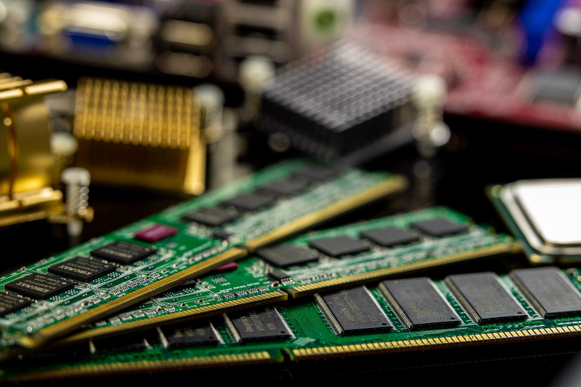 AI 需求挤压供应，DRAM 价格预计将再涨 60%