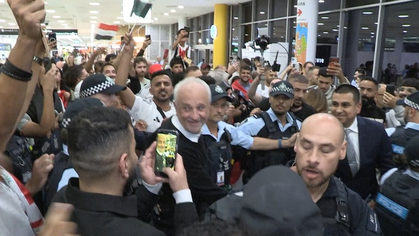 Aficionados iraquíes reciben a Graham Arnold en el aeropuerto de Sídney tras una histórica clasificación al Mundial