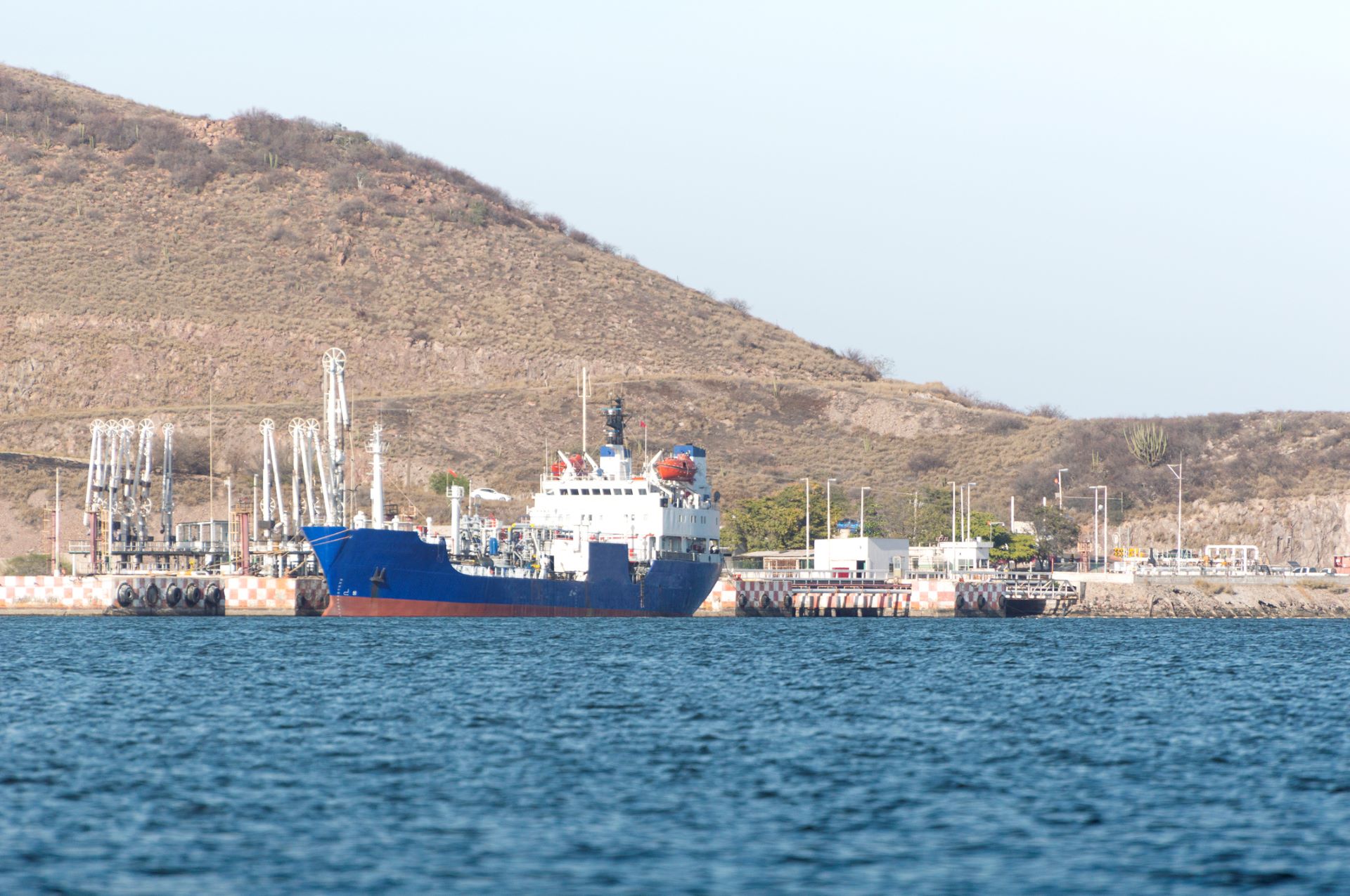 Juez federal bloquea el tránsito de buques de GNL en el Golfo de California