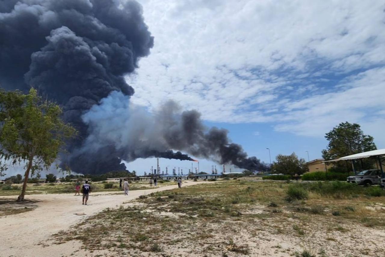 拉万炼油厂火光冲天，美伊达成临时停火协议