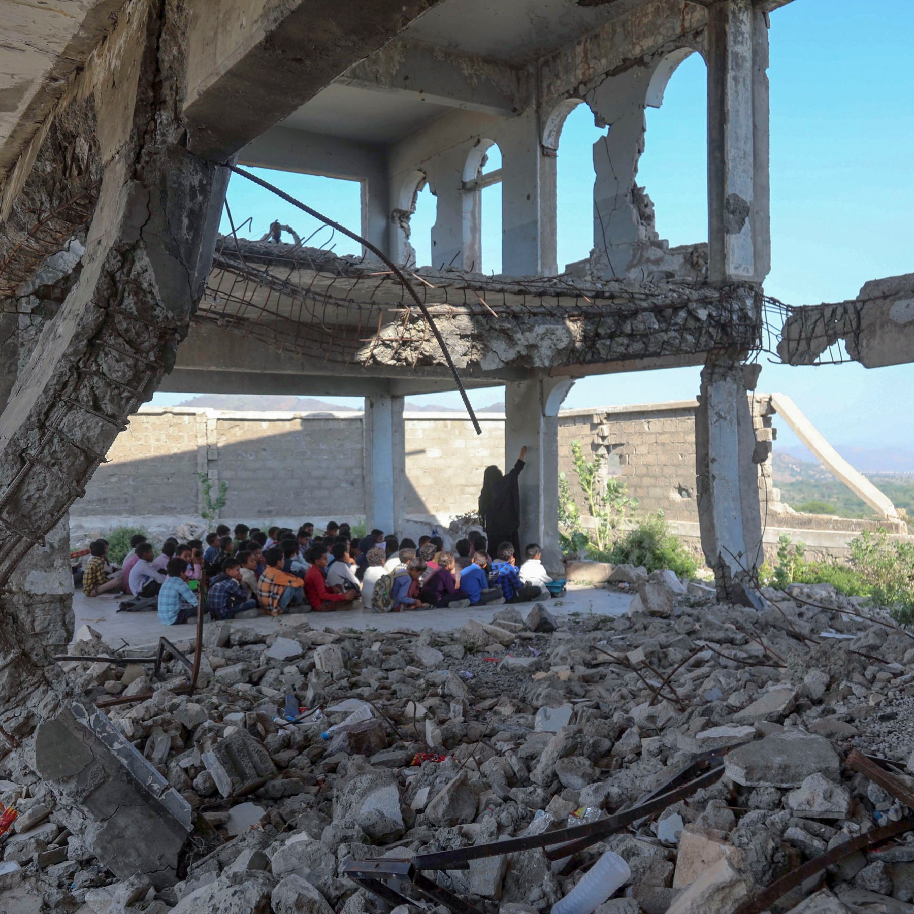 也门塔伊兹遭围困，14岁学生被狙击手枪杀