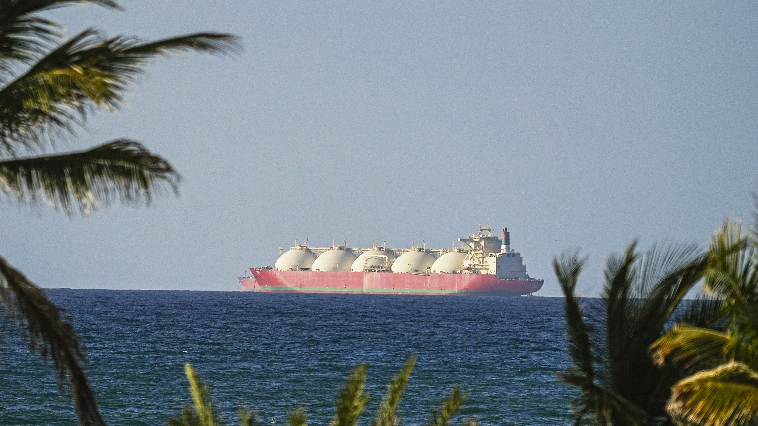 La Guardia Revolucionaria de Irán impone nuevas rutas marítimas en el estrecho de Ormuz