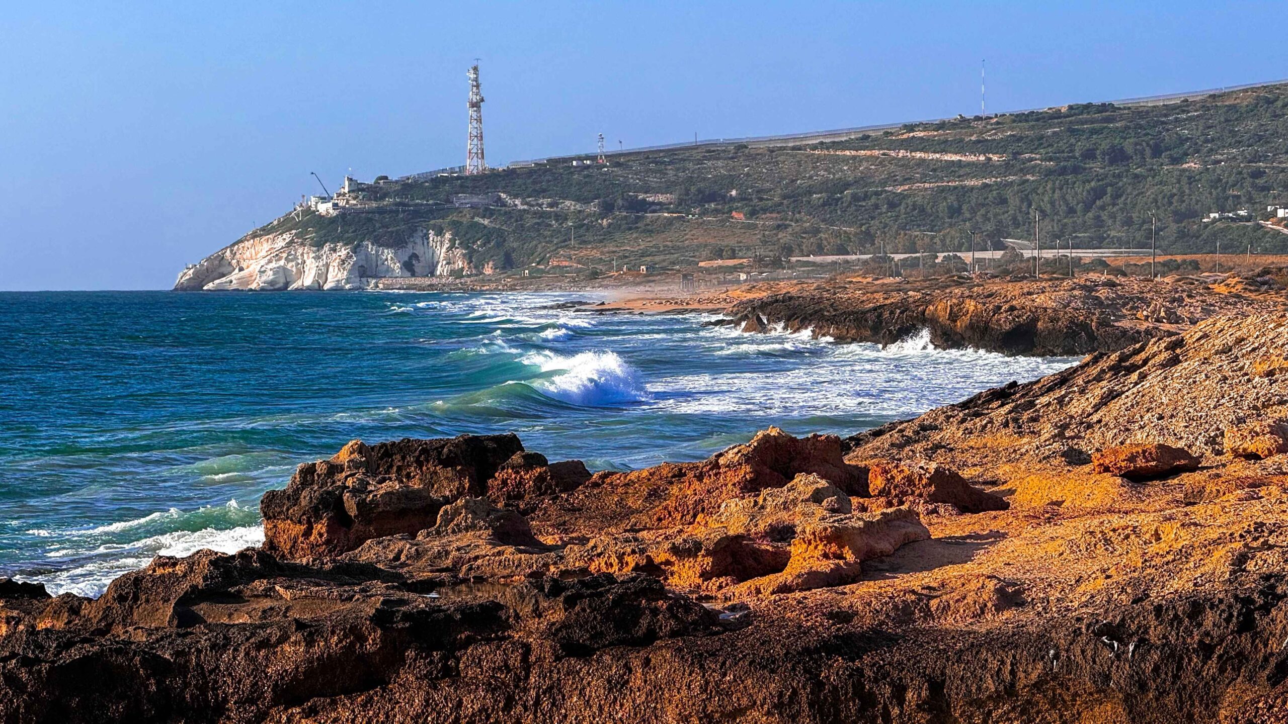 Hezbolá reanuda sus ataques contra Israel alegando violaciones al alto el fuego