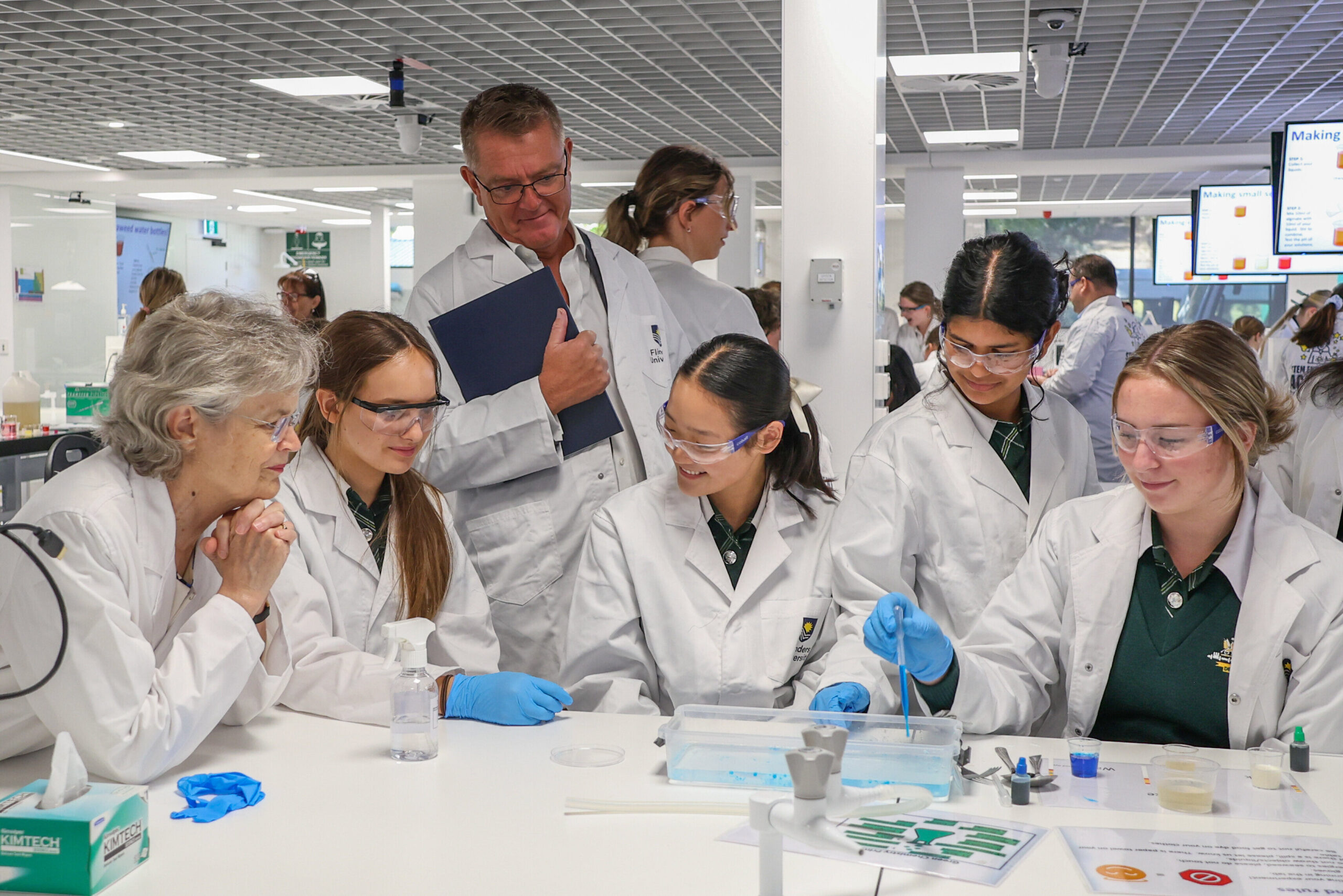 弗林德斯大学研究人员开发出纳米笼过滤器，可有效捕获“永久性化学物质”