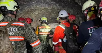Buzos del ejército mexicano rescatan a minero atrapado en túnel inundado tras 14 días
