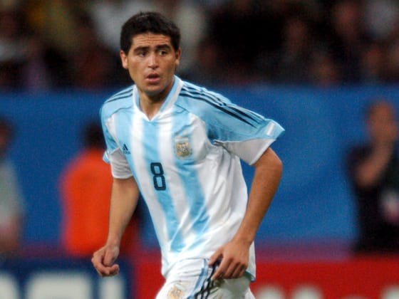 Young Chilean fan meets Boca Juniors president Juan Román Riquelme in Santiago