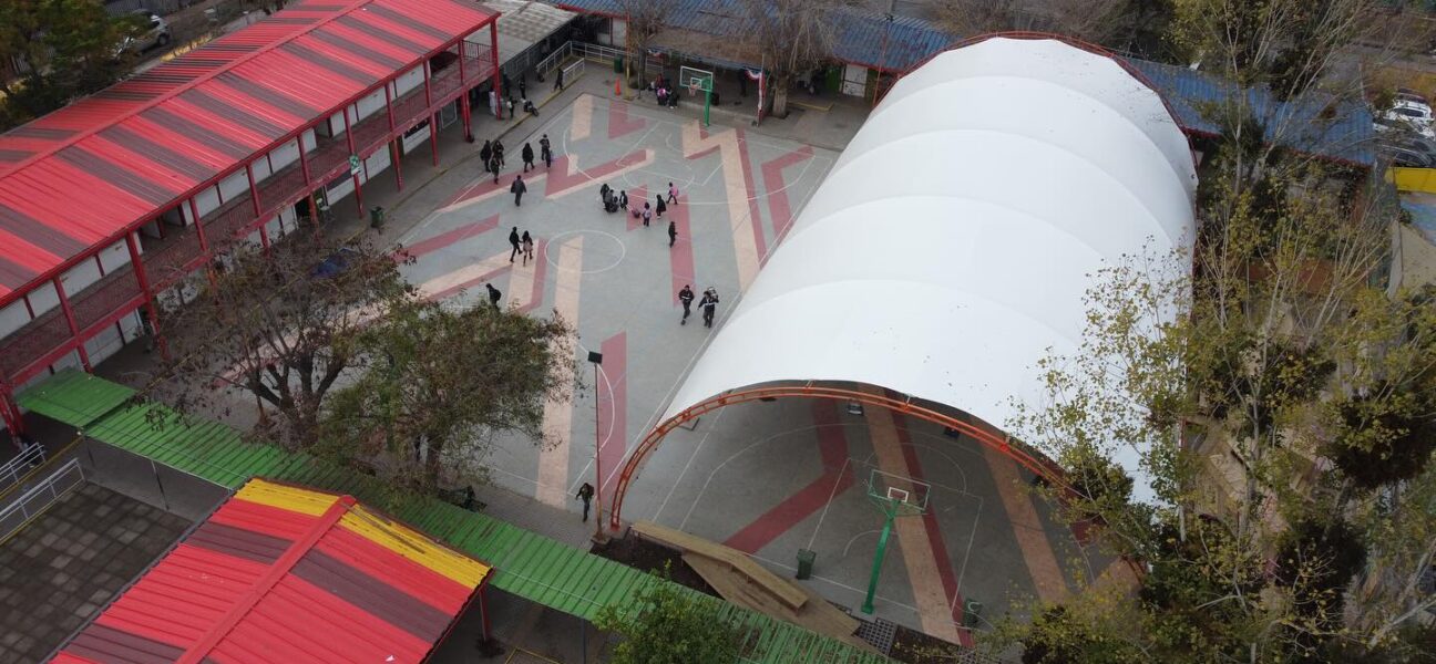 智利伦卡一所学校发生伤人事件：六年级学生在厕所持刀刺伤一年级学生