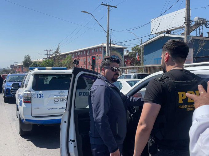 Two suspects wounded following Jaguar carjacking and shootout in Recoleta