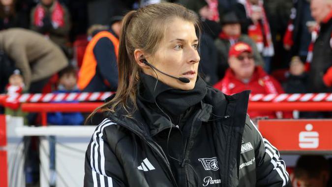 Marie-Louise Eta se convierte en la primera mujer en dirigir un equipo en la Bundesliga