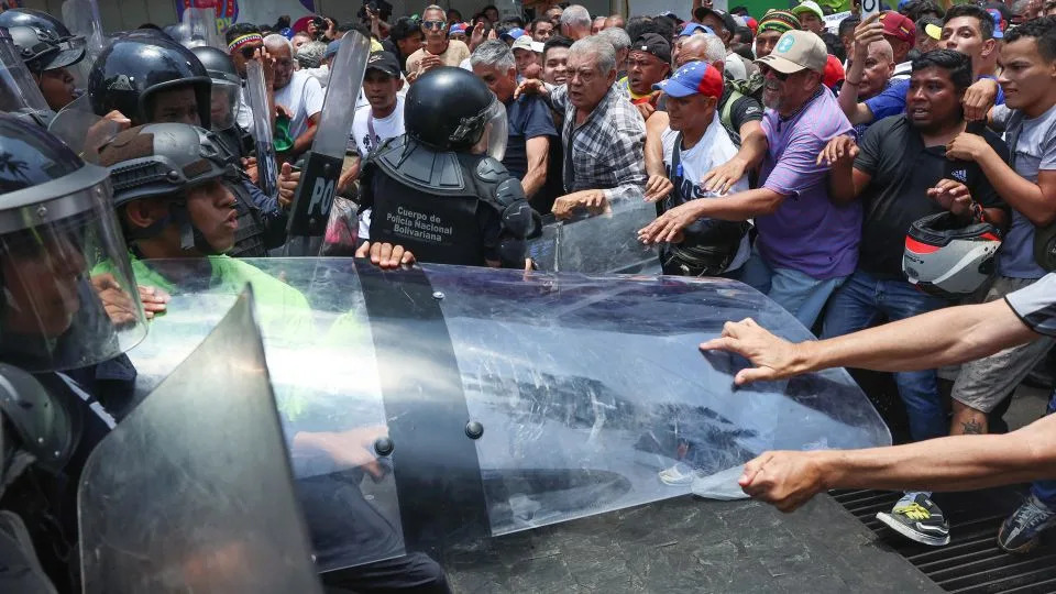 La policía dispersa con gases lacrimógenos a trabajadores en huelga en Noida