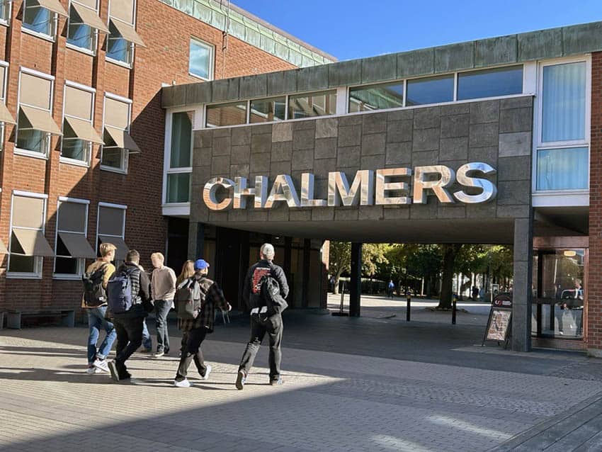 Chalmers researchers propose 'giant superatoms' to stabilize quantum computers