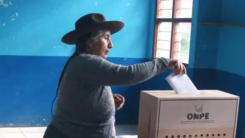 Perú prorroga la votación hasta el lunes tras fallos en la entrega de material electoral