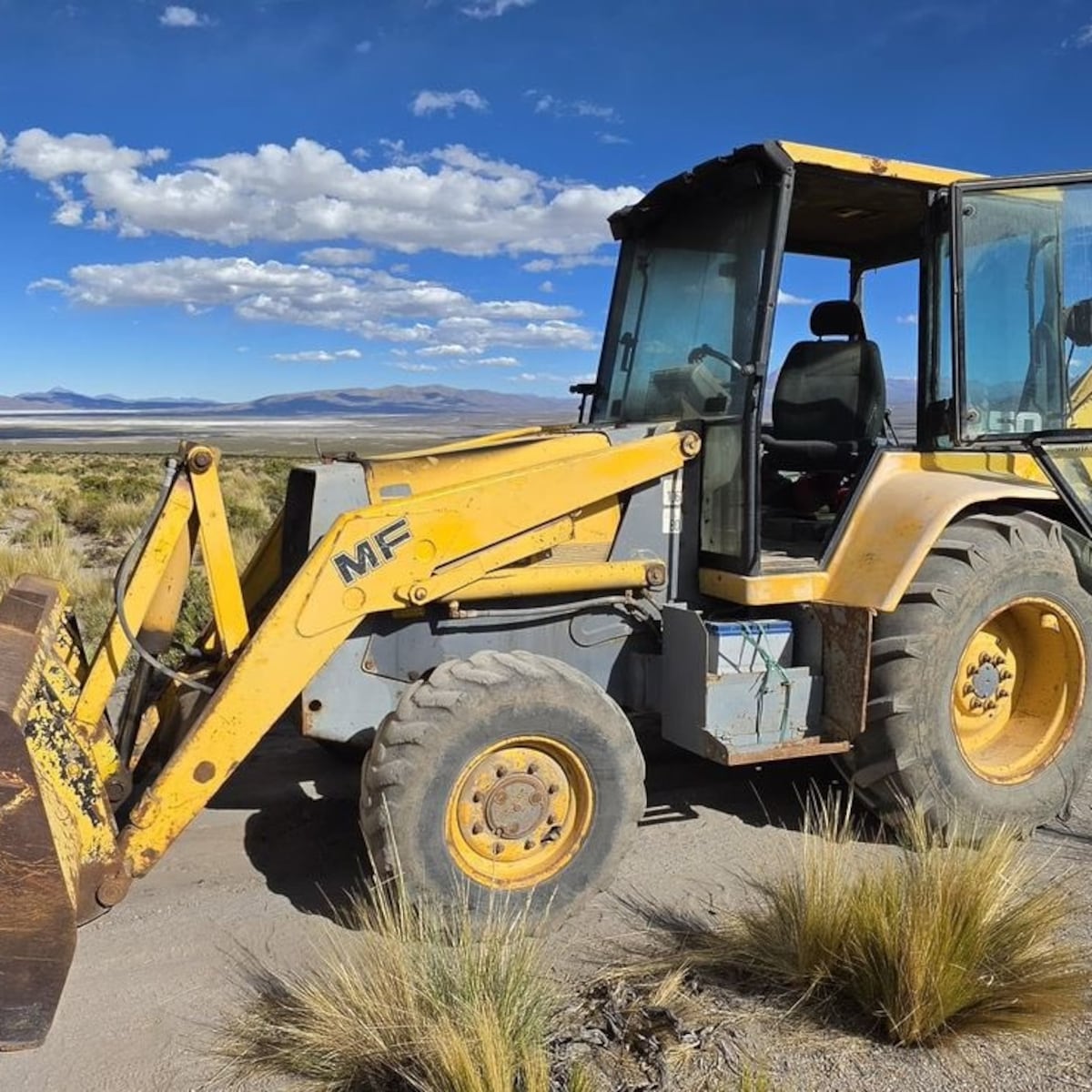 Chilean Police Arrest Two Men Using Heavy Machinery to Create Illegal Border Crossings in Colchane
