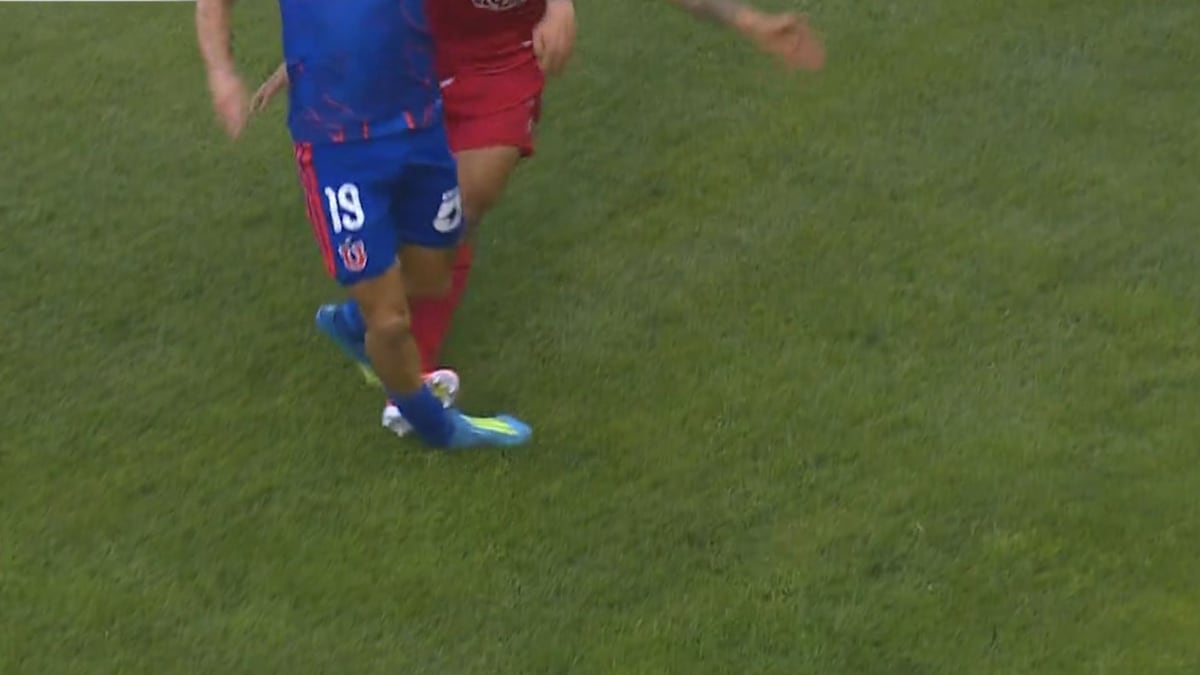 哈维尔·卡斯特里利抨击智利联赛裁判水平，争议判罚引发众怒