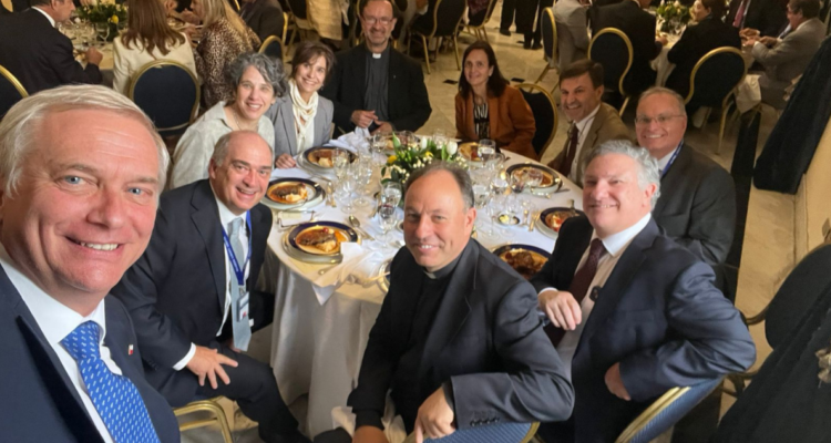 Kast Administration Faces Comptroller Complaints Over La Moneda Dinner and Minister Mas's Wealth