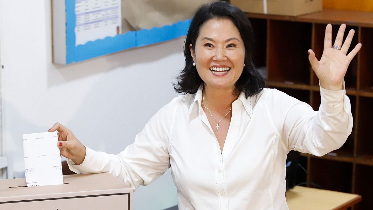Keiko Fujimori lidera las elecciones en Perú ante un triple empate que mantiene la incertidumbre por el segundo puesto
