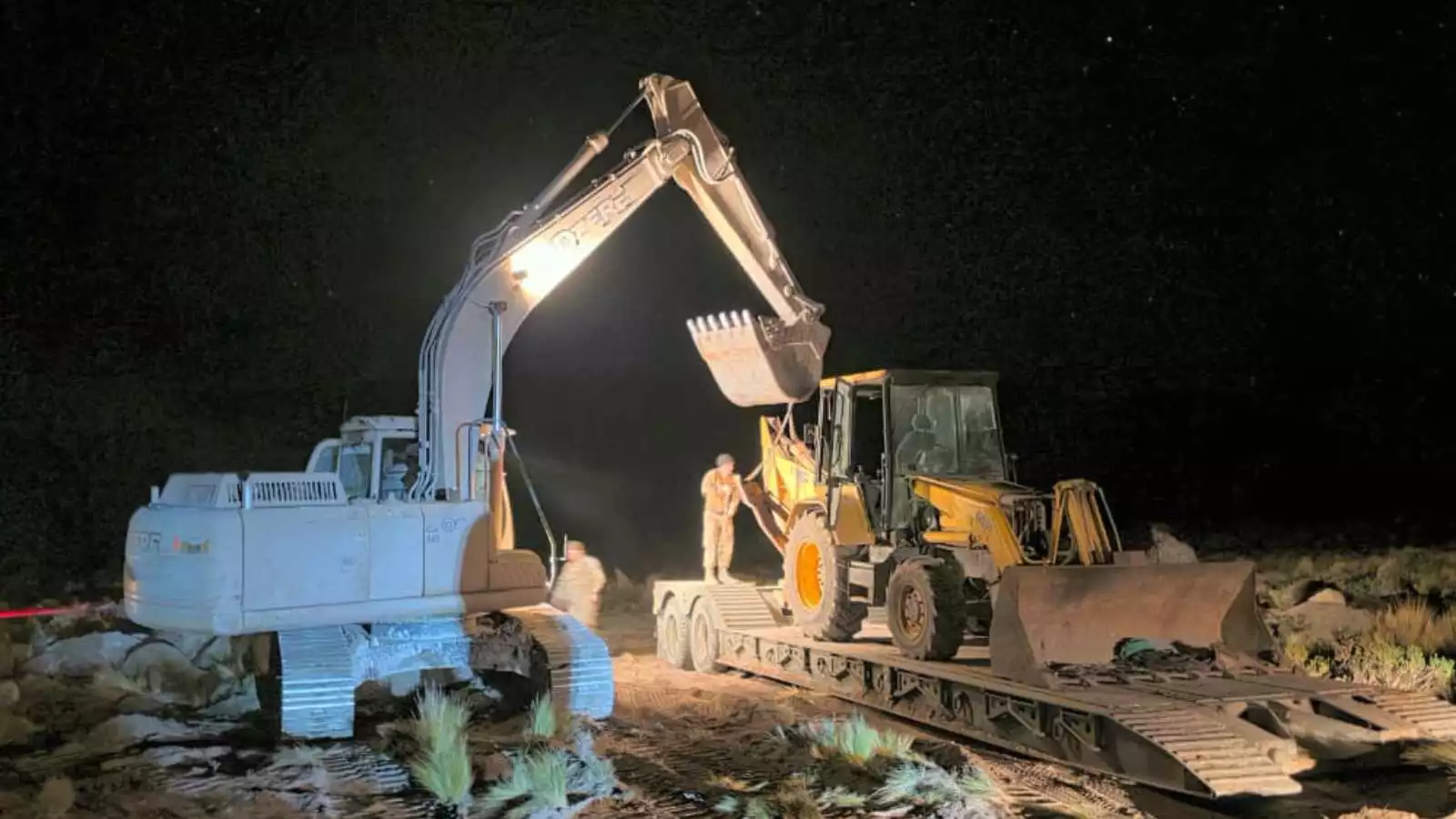 Two Bolivians arrested in Colchane for using backhoe to fill 'Border Shield' trenches