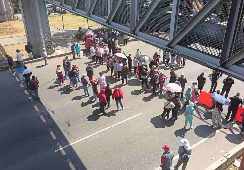 Residentes de Iztapalapa paralizan importante arteria vial exigiendo ayuda por inundaciones