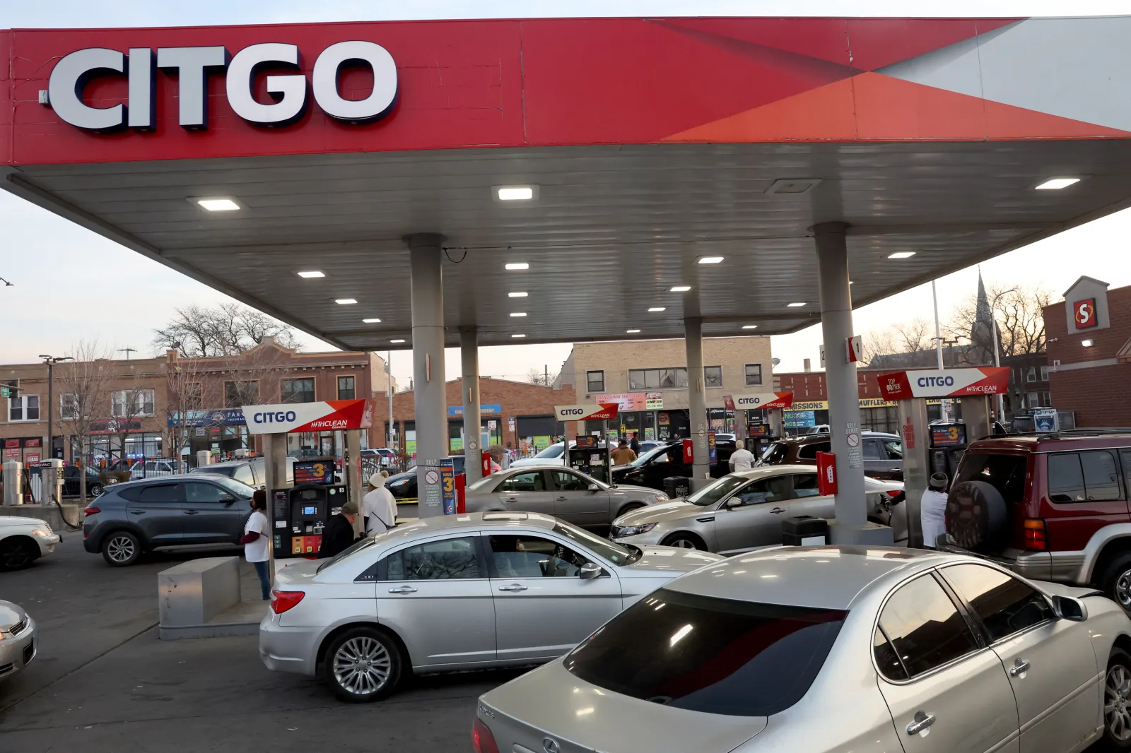 Conductores en Chicago hacen fila para obtener gasolina gratis ante el alza de precios