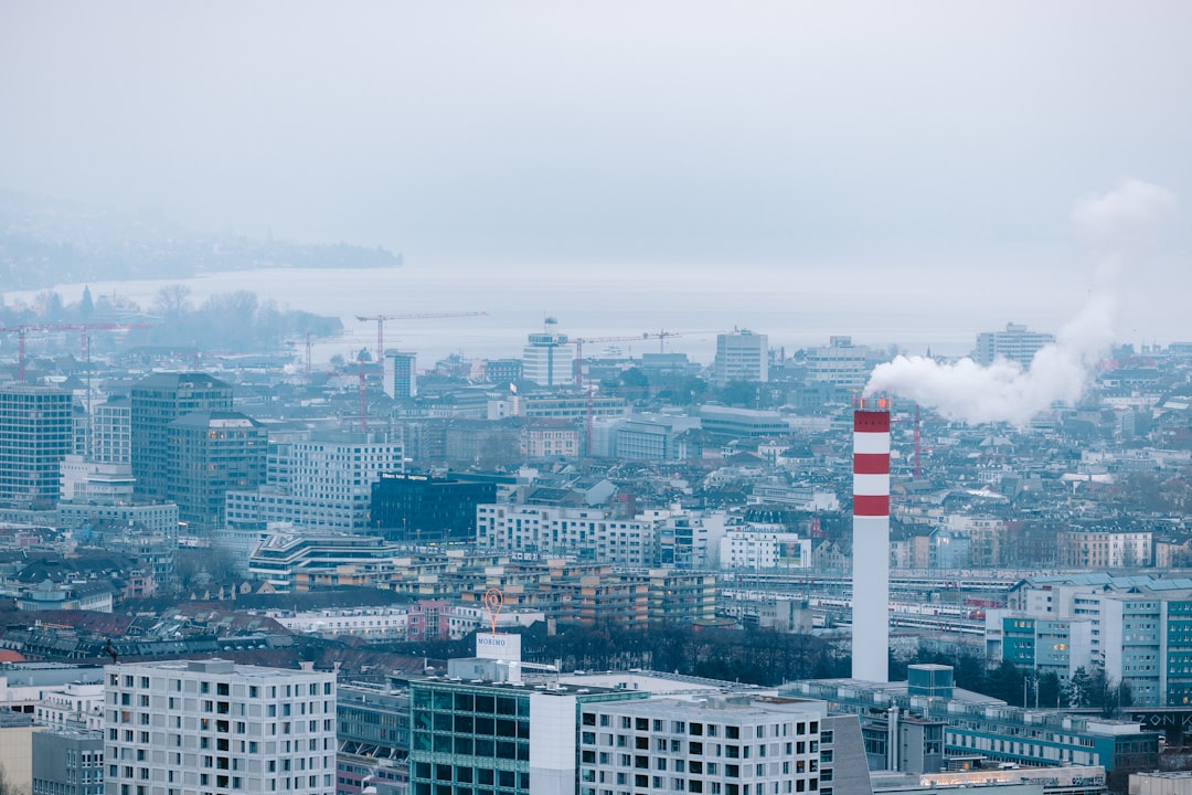 La calidad del aire en Europa mejora, pero no alcanza los objetivos de contaminación para 2030, según la AEMA